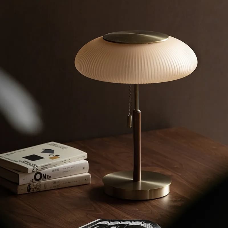 Lampada da Tavolo Vintage Nordica in Vetro Bianco per Camera da Letto