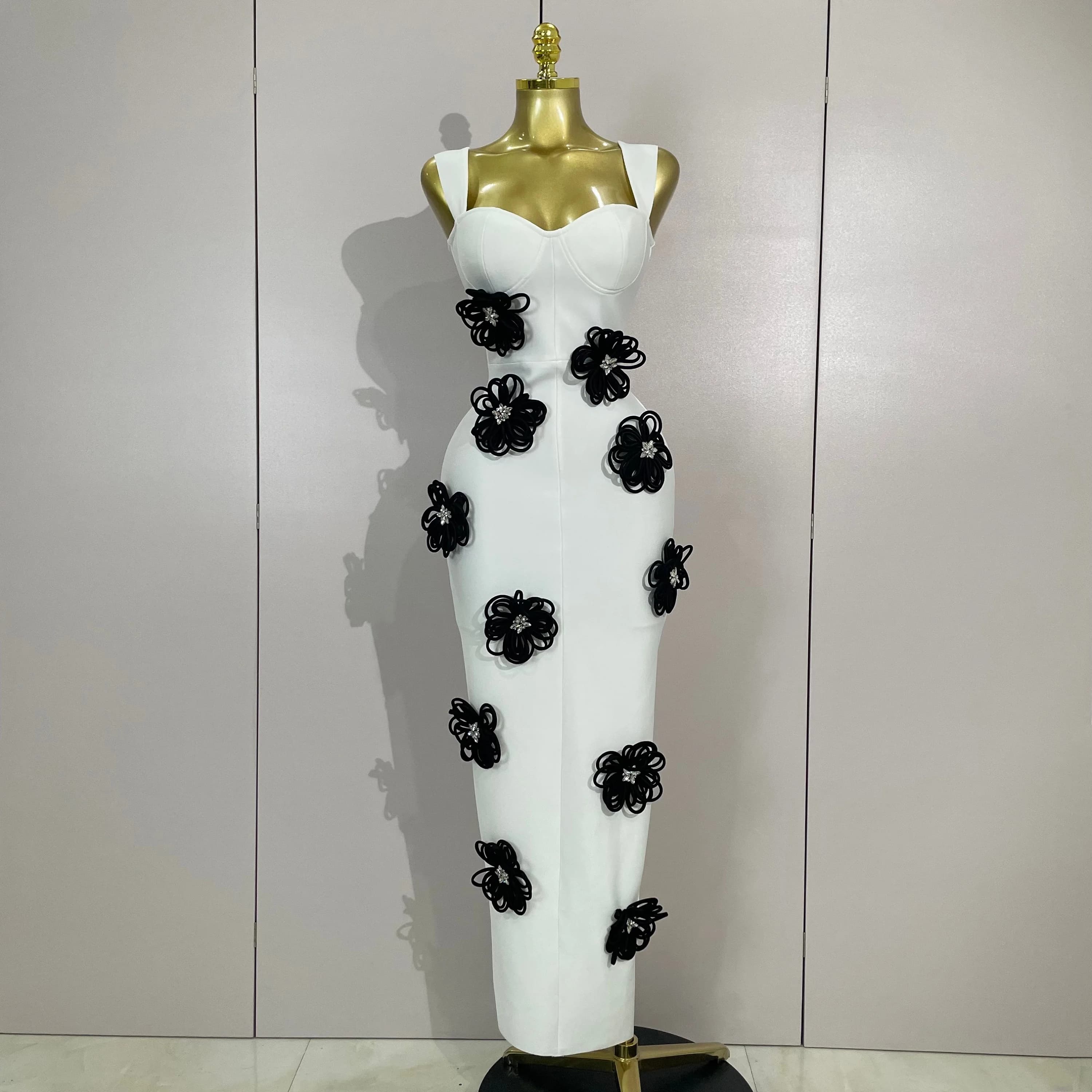 Eleganti diamanti scintillanti Fiore nero aderente Cinturino bianco Abito lungo dalla fasciatura Donna Festeggia abito da sera per feste di compleanno Vestido