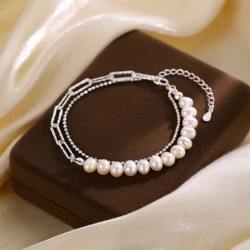 Bracciale con ciondoli con perle artificiali a catena a doppio strato placcato in argento per le donne Accessori di lusso leggeri per gioielli di moda classici