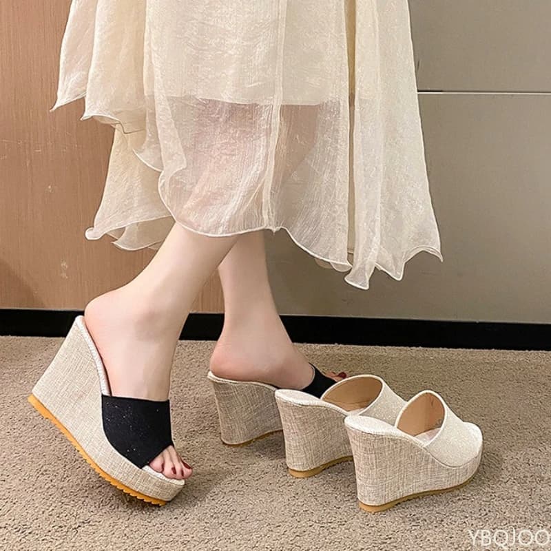 Set con tacco alto di grandi dimensioni che indossa pantofole da donna nell'estate 2026 Nuovo stile per abbigliamento da esterno Casual in un unico pezzo per le donne