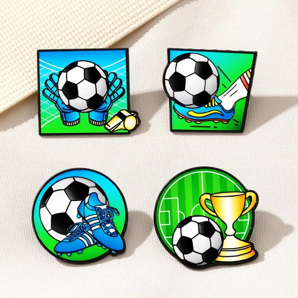 Set di 4 Spille a Tema Calcio, Souvenir per Tifosi di Eventi Sportivi e Coppe Campionato, per Vestiti, Cappelli e Zaini
