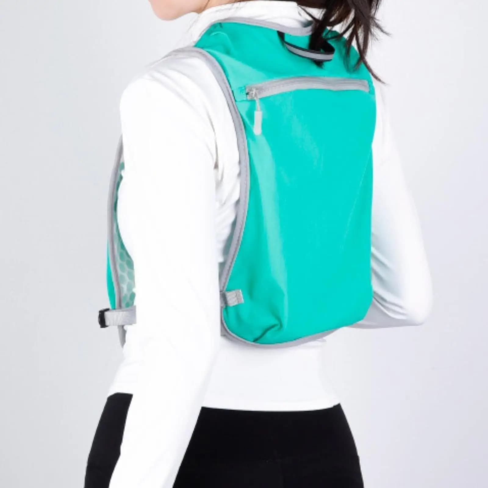Moisturizing jacket that turns into a light and adjustable vest for excursions
