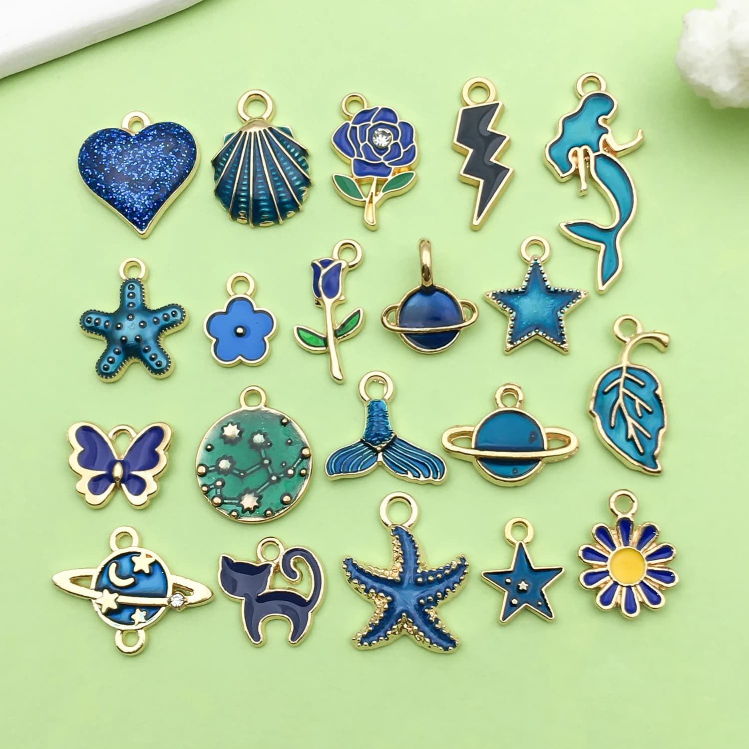 20 ciondoli in smalto blu scuro con stella in lega, fiori, pendenti a forma di cuore per accessori per la creazione di gioielli, collane, braccialetti fai da te