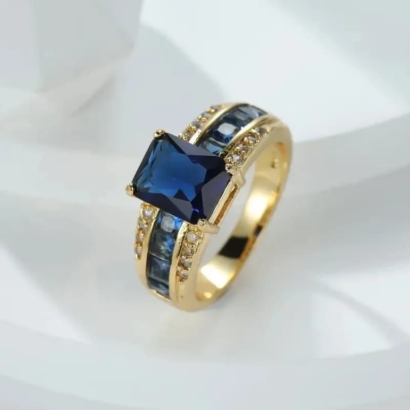 Anello da uomo di lusso con zaffiro blu taglio Princess, placcato con fascia a canale e zirconi incastonati, gioiello di tendenza per l'uso quotidiano