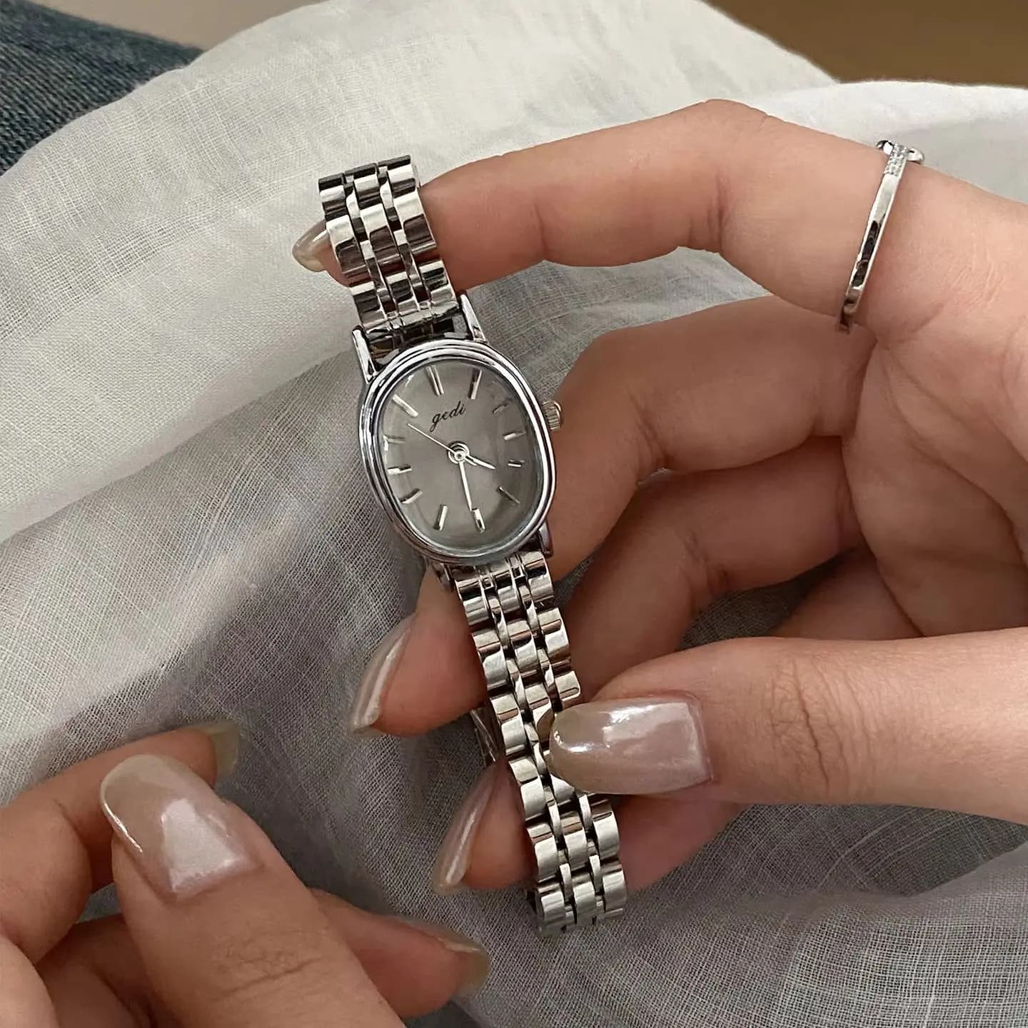 Orologi Semplici e Alla Moda per Donne, Quadrante Ovale Grigio Argento per L'Ufficio e Il Pendolarismo, Orologio da Donna al Quarzo in Acciaio Inossidabile, Regalo