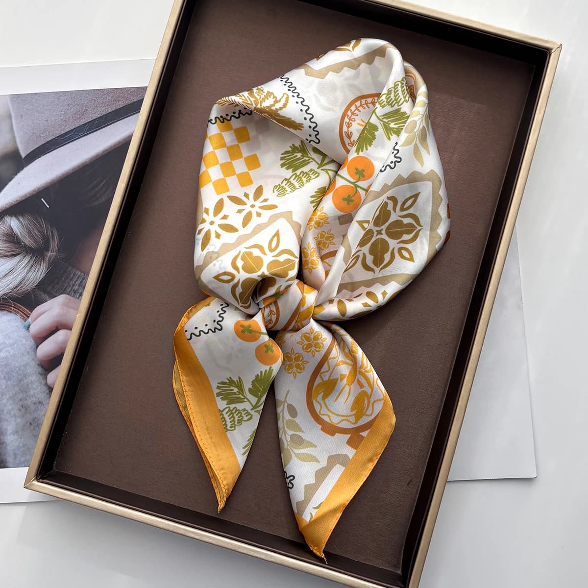 Sciarpa quadrata con stampa di moda 70 * 70 cm per le donne Eleganti signore Hijab Fazzoletto da collo Scialle Sciarpe di seta imitazione macchia morbida di lusso