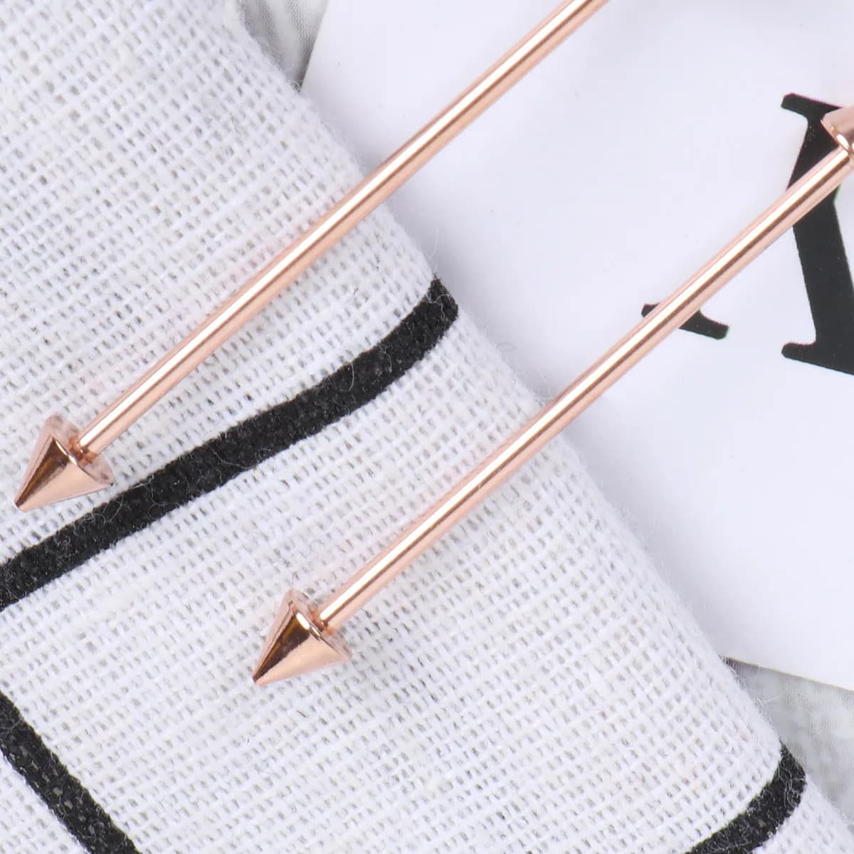 Set di 8 Orecchini a Barra con Freccia in Acciaio Inossidabile, Gioielli per Piercing Industriale, Ipoallergenici e Antiruggine, per Uomo e Donna