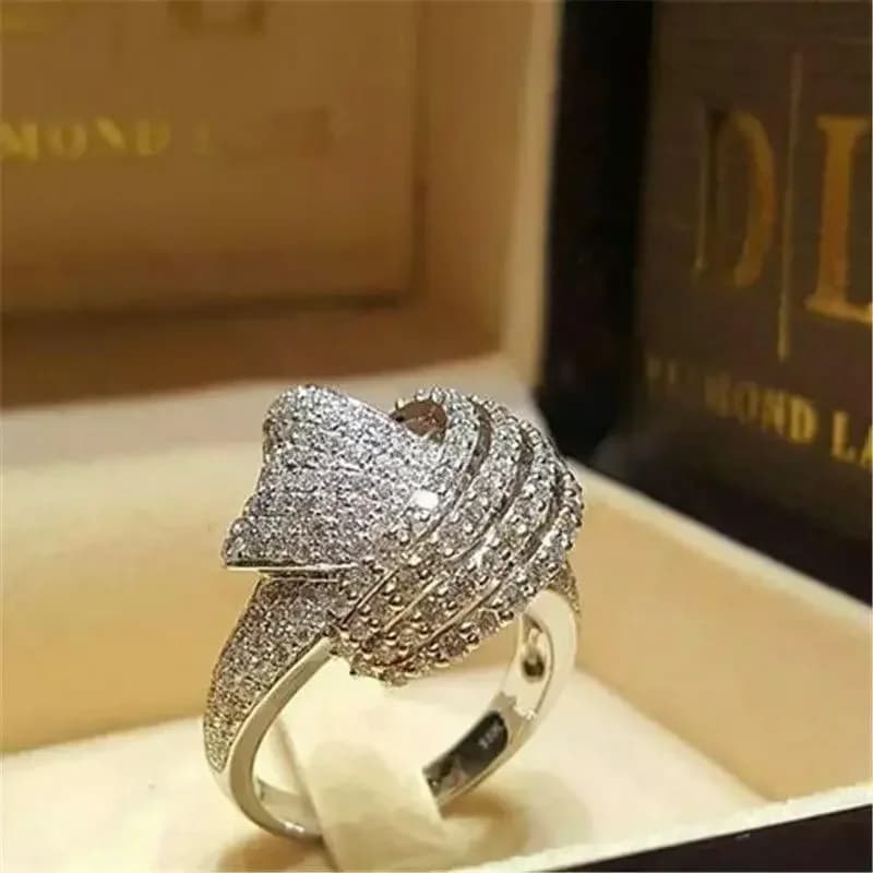 Hot-selling creative diamond-encrusted ring and fashionable engagement party ring and bracelet accessories for women