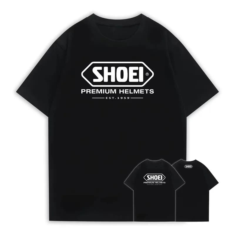 T-shirt nera a girocollo a maniche corte con un classico casco da corsa giapponese SHOEI