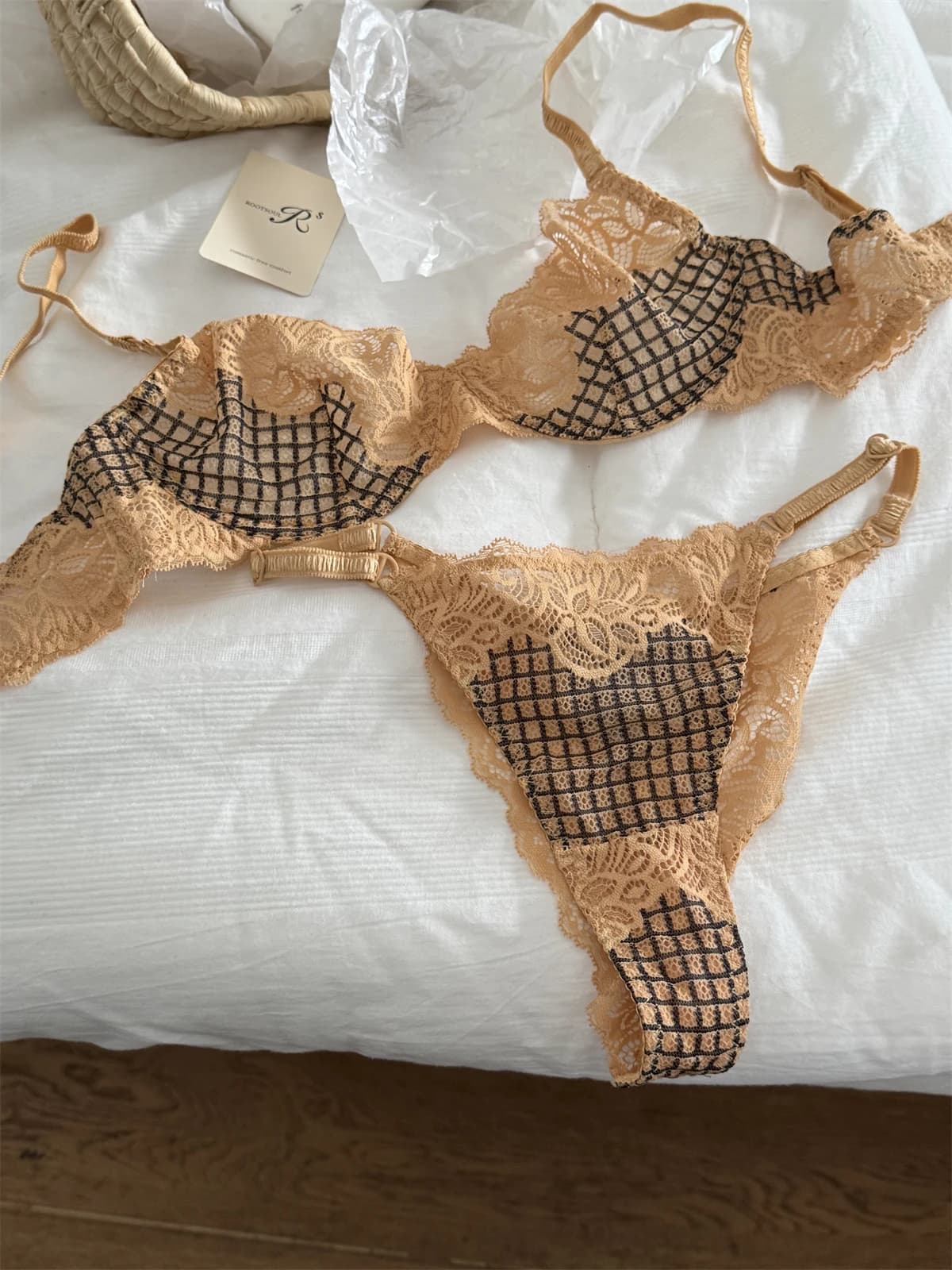 Completo intimo da donna con reggiseno a rete ricamato, stile fresco e delicato, con slip, ideale per seni grandi, effetto minimizzante.