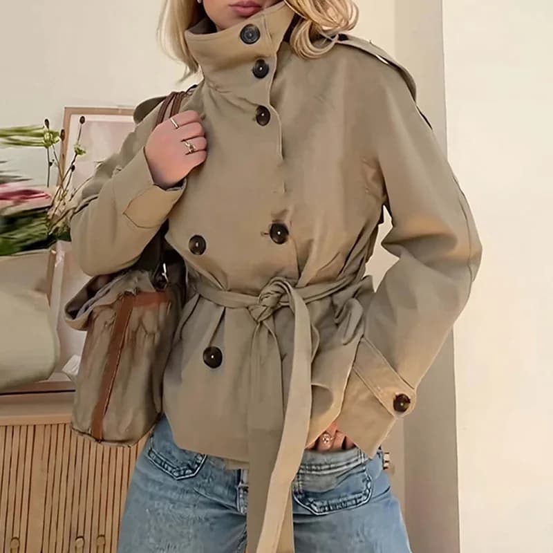 Trench corto da donna chic con colletto alla coreana doppiopetto e cintura in vita, spalline sulle spalle, capispalla casual da strada autunnale 2025