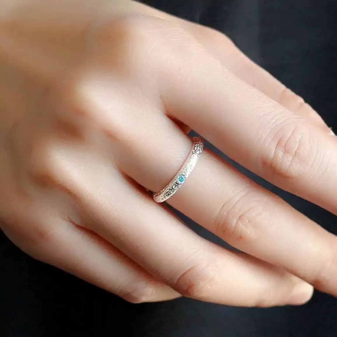 Accessori fai da te: Nuovo anello di lusso leggero con diamante blu dalla texture irregolare, anello di nicchia premium regolabile all'ingrosso