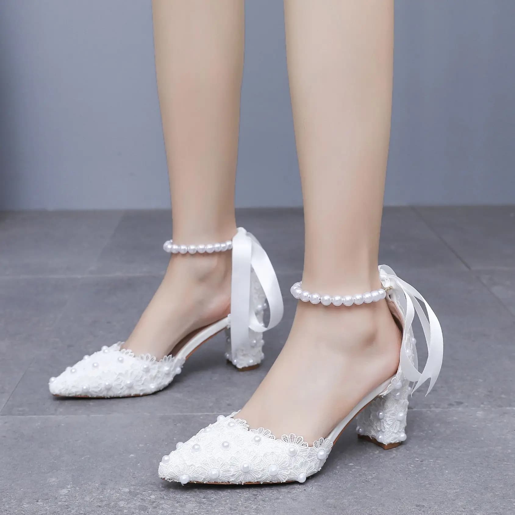 Sandali da donna con tacco alto e punta chiusa, con cinturino in pizzo floreale e perle, per matrimoni e feste