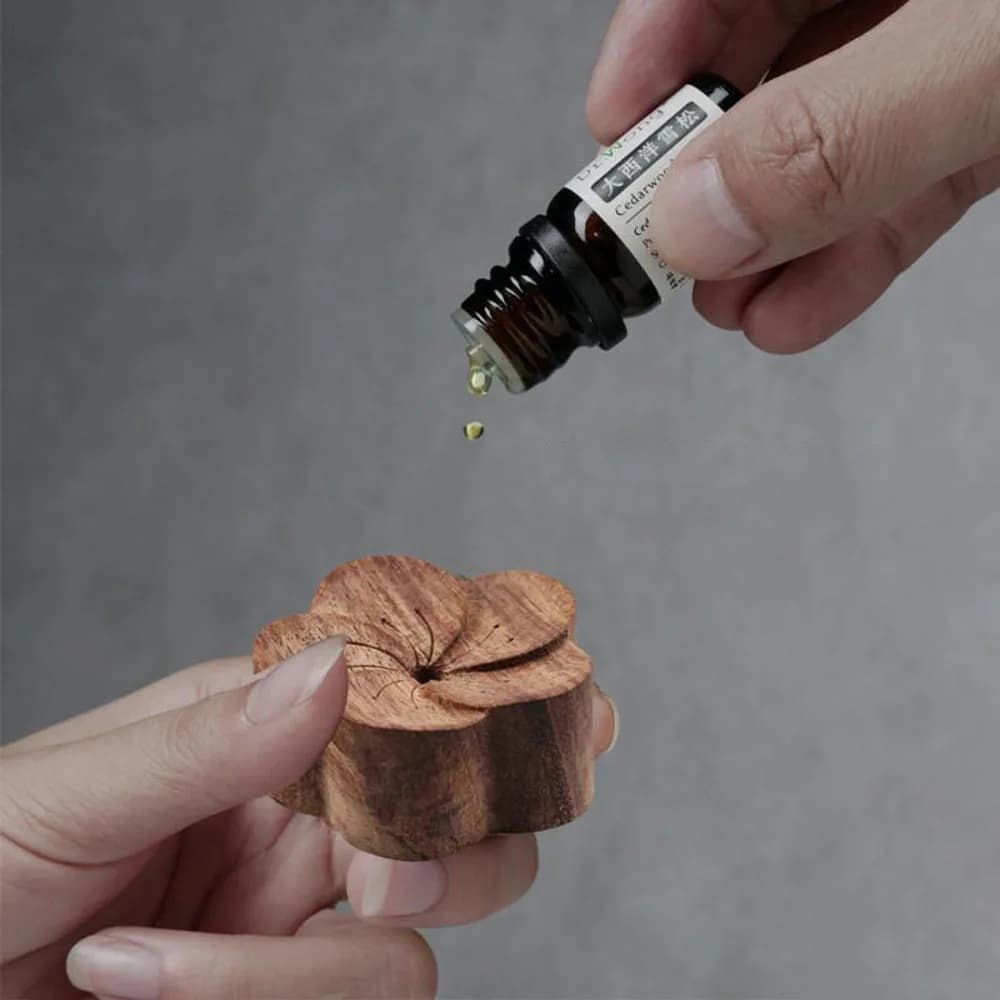 Aromaterapia con diffusore di oli essenziali diffuso in legno per alleviare lo stress ecologico