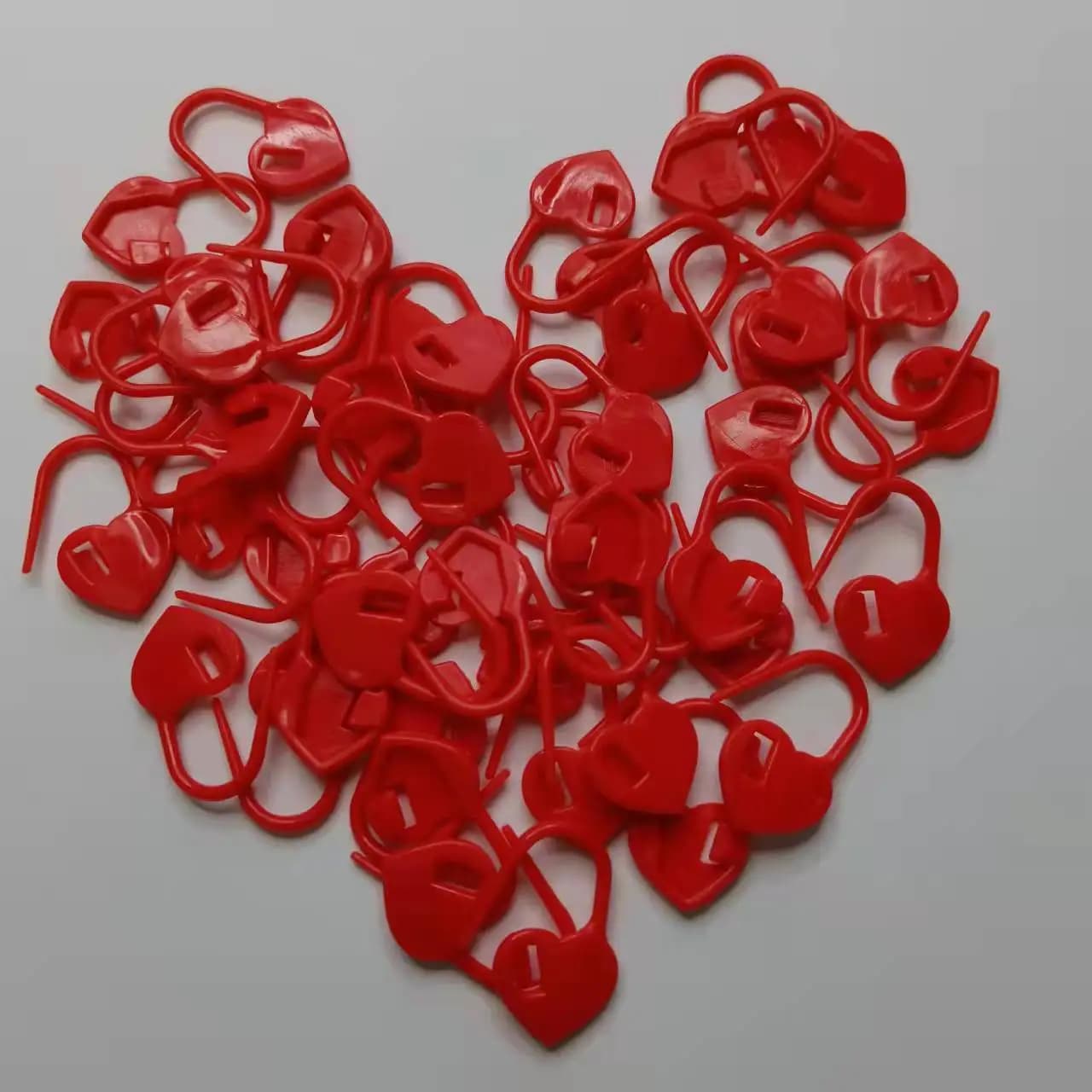 50 pezzi di pennarelli per punti a forma di cuore in plastica per maglieria all'uncinetto, punto di bloccaggio, supporto per maglieria, accessori per cucire ad ago