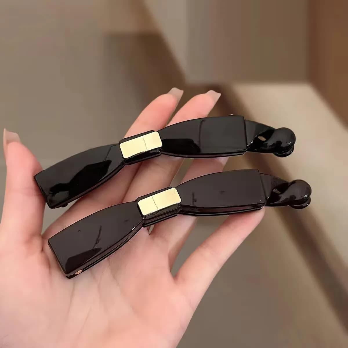 Elegant Bow Banana Hair Clips For Women Simple Acrylic Barrette Decorated with Metal Label Fluffy Ponytail Crab Clip Black Brown