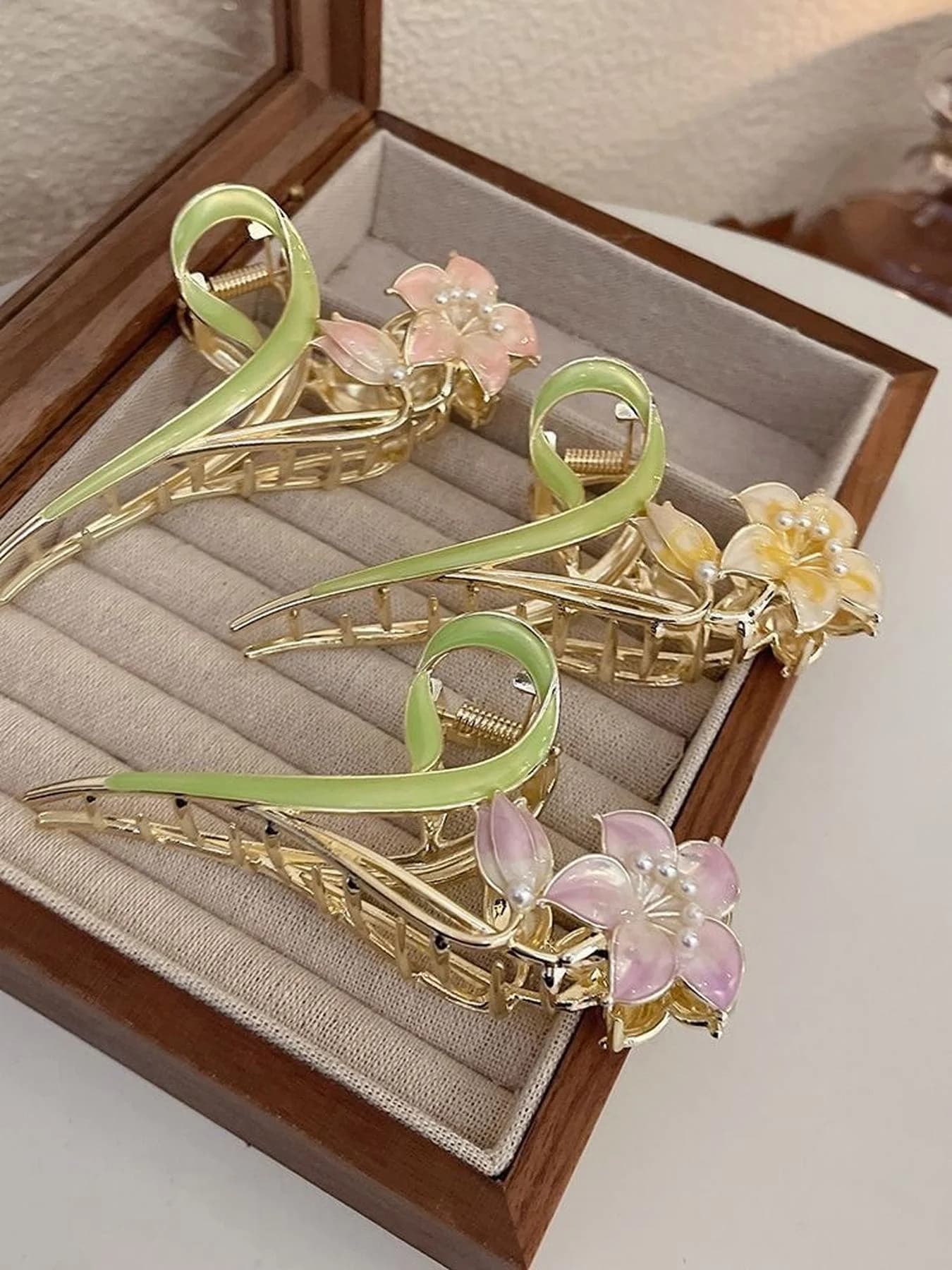 1PC Gradient bouquet hair clip, a cute, lightweight, and stylish hair accessory. A simple accessory suitable for thick hair.