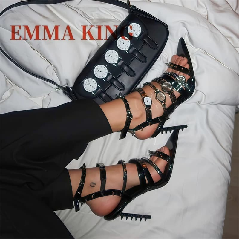 Sandals with silver watch Sandals with open tip Sandals with pinpoint Sandals with punk-chic tip Sandals with ankle buckle in large painted eco-leather