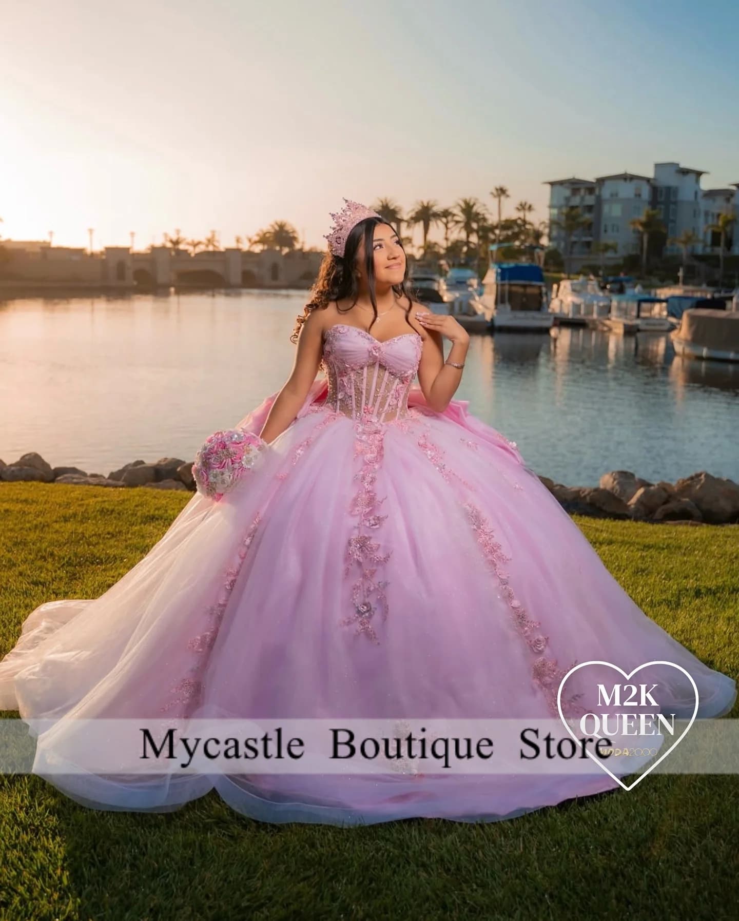 Abiti stile Quinceanera con applicazioni in pizzo rosa 2025 con fiocco in cristallo Abito da festa di compleanno Abito dolce 16 Abiti 15 De Anos Personalizzato
