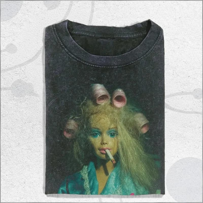 T-shirt vintage lavata con stampa bambola, maglietta grafica con ritratto di bambola inquietante, top estivo lavato da uomo e da donna