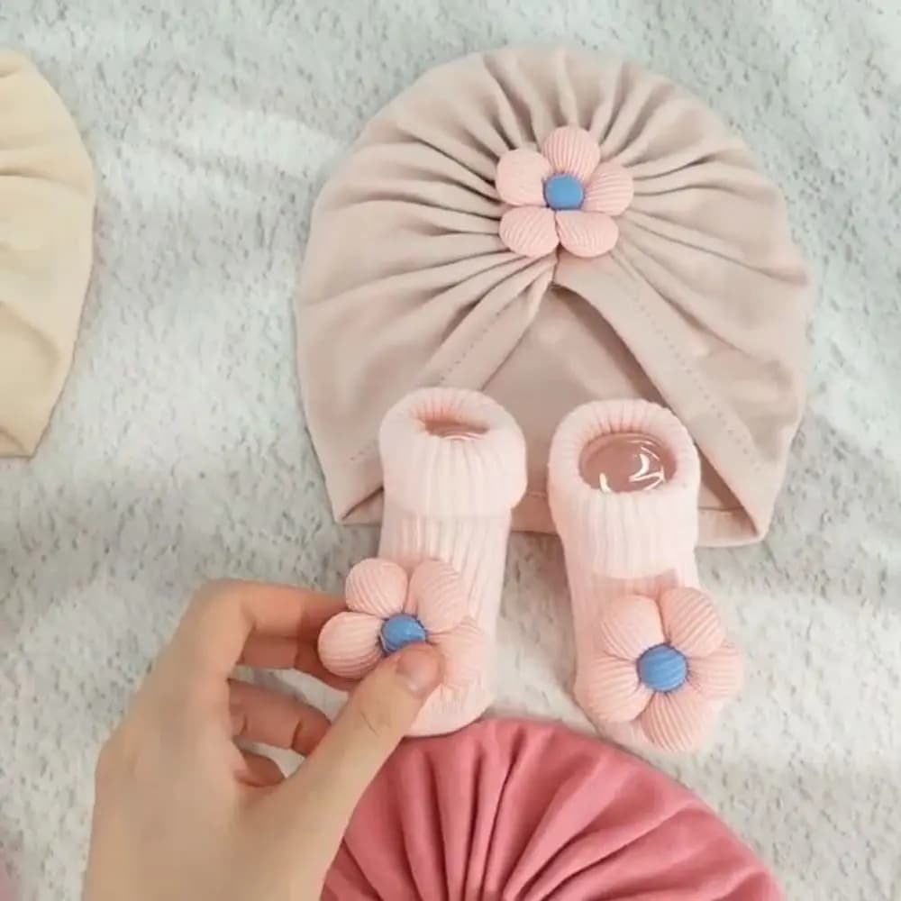 Set Cappellino e Calzini per Neonati con Grande Fiore, Comodo Cappello Antiscivolo con Calzini, Traspirante e Morbido Turbante in Maglia per Bambini 0-3 Anni
