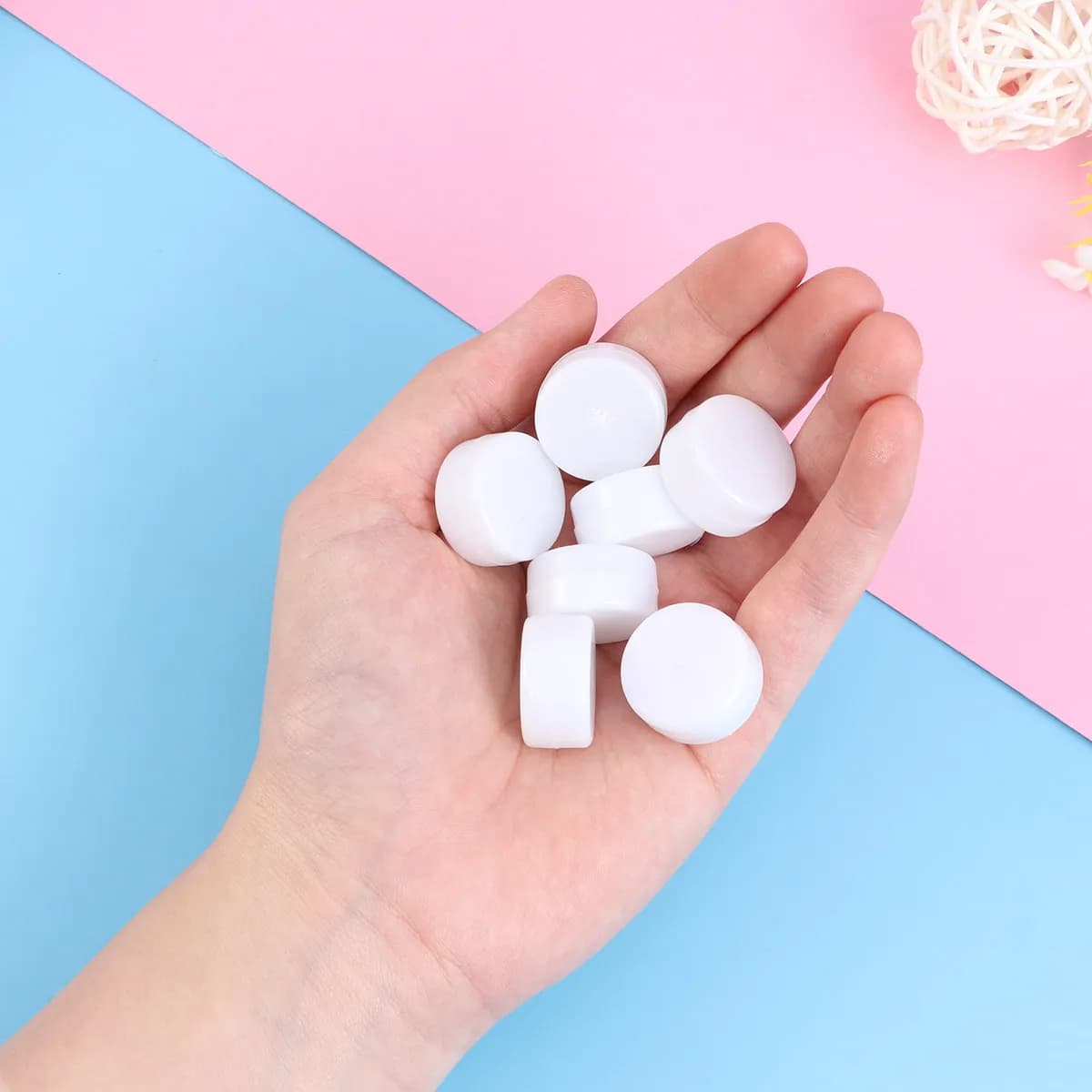 100 Pezzi Scatola di Sonagli in Plastica, Campanelli per Culla da 22mm, Inserimento Sonoro per Passeggino e Marsupio, Coordinazione Mano-Occhio