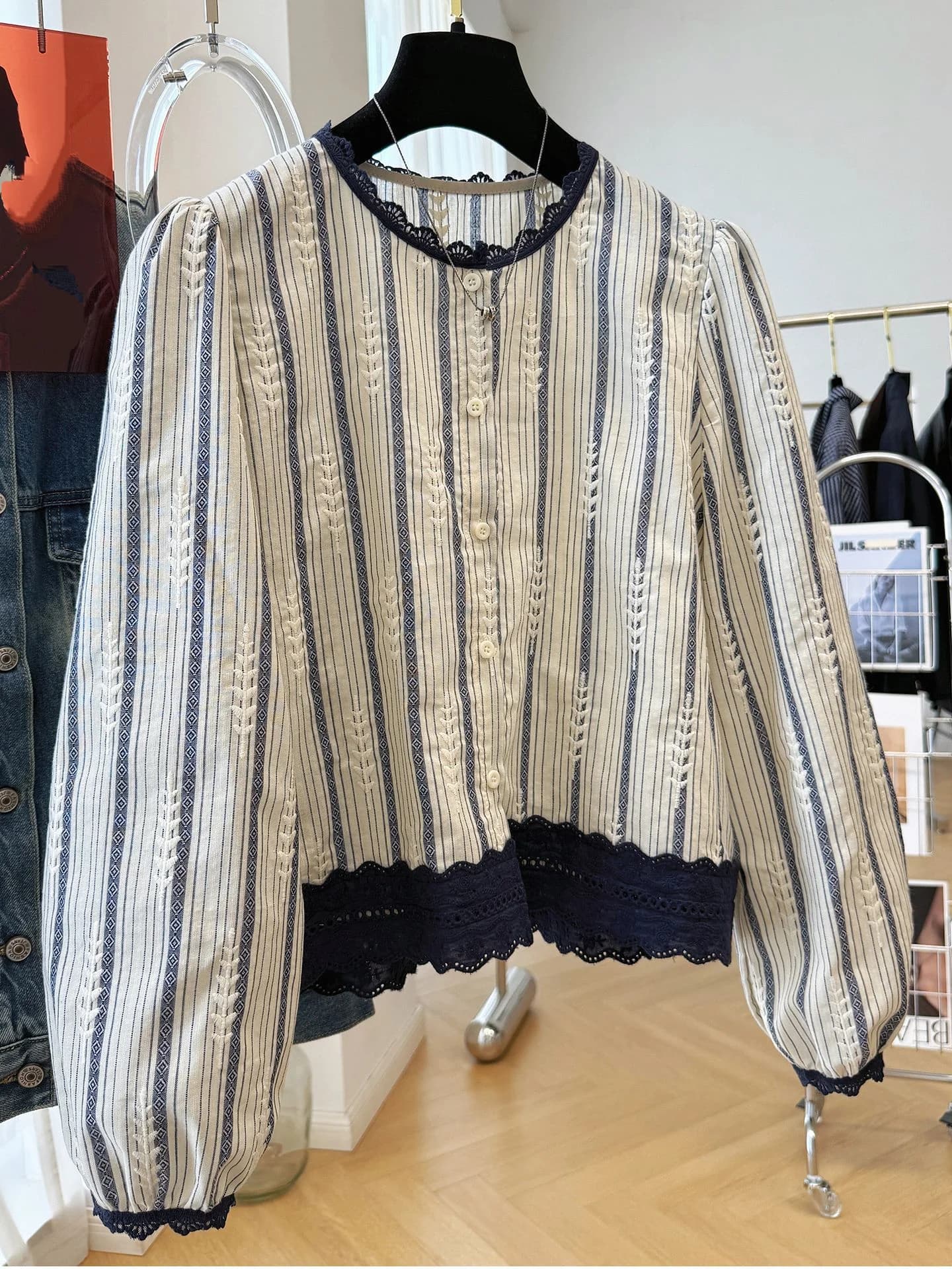 Camicetta da donna a righe con pizzo, elegante camicia a maniche lunghe con bottoni e ricami traforati, per l'uso quotidiano casual