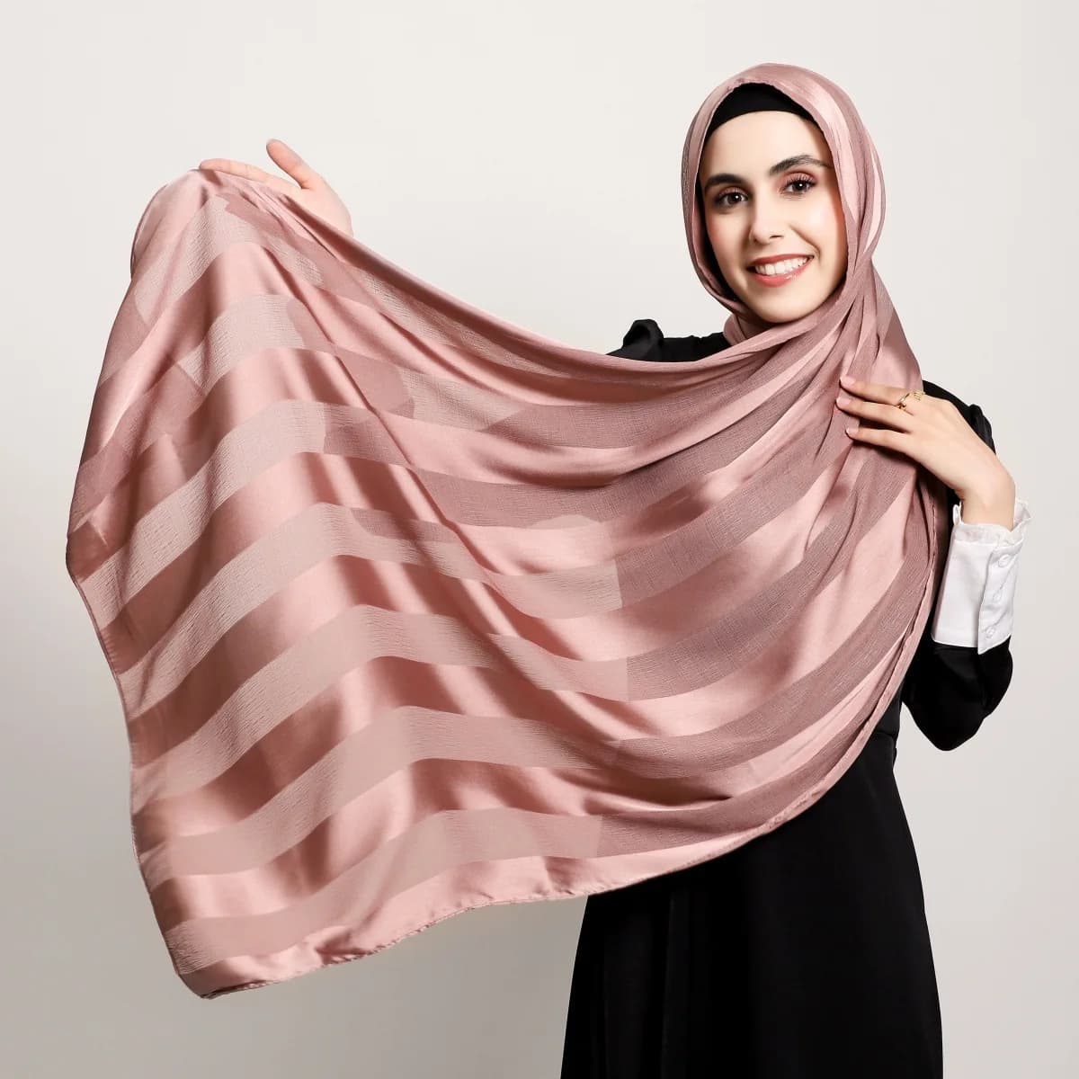 1 pezzo tinta unita semplice moda ampia striscia di seta cava asciugamano lungo da viaggio morbido e traspirante borsa da donna in raso foulard scialle