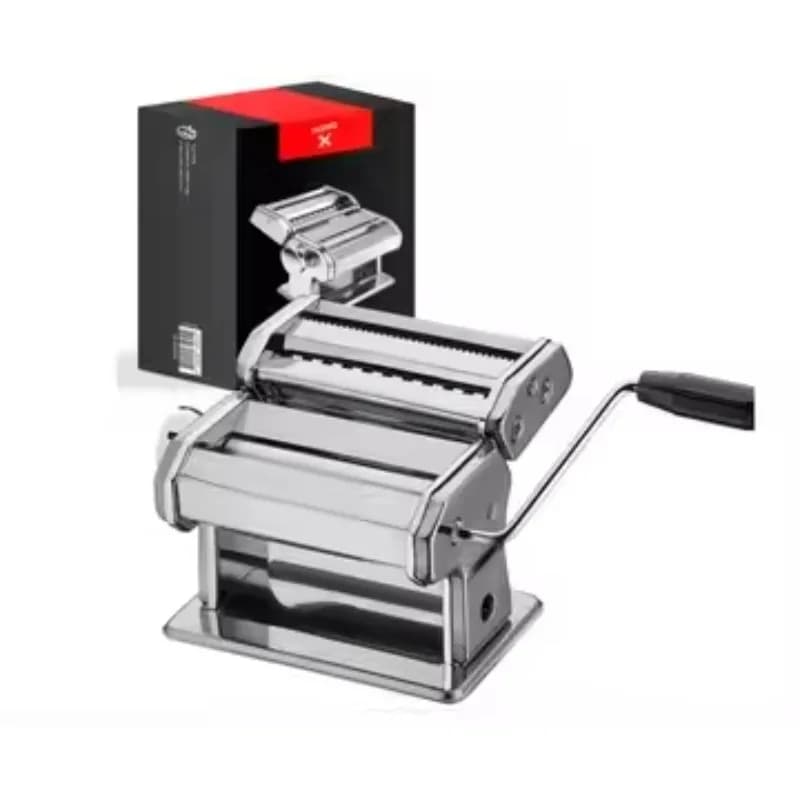 Tagliatelle manuali che producono la macchina per pasta fresca fatta in casa per preparare la macchina Macchina per noodle tenuta in mano