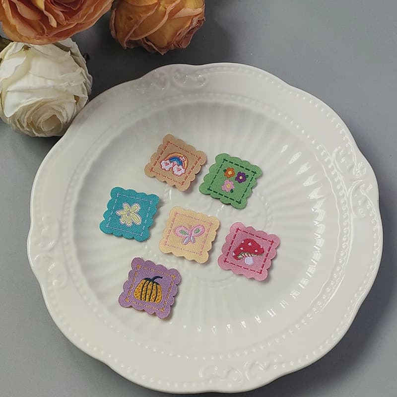 20 pezzi etichette ricamate con fiori animali quadrati carini per vestiti per bambini fai da te materiale forcina accessori per cucire etichette per borse con cornice ondulata