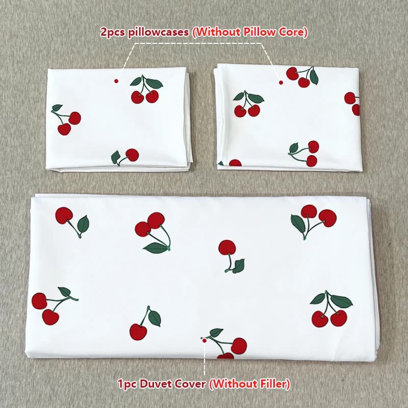 Set Copripiumino 3 Pezzi con Sfondo Rosso e Stampa Ciliegie Bianche (1 Copripiumino + 2 Federe), Morbido al Tatto
