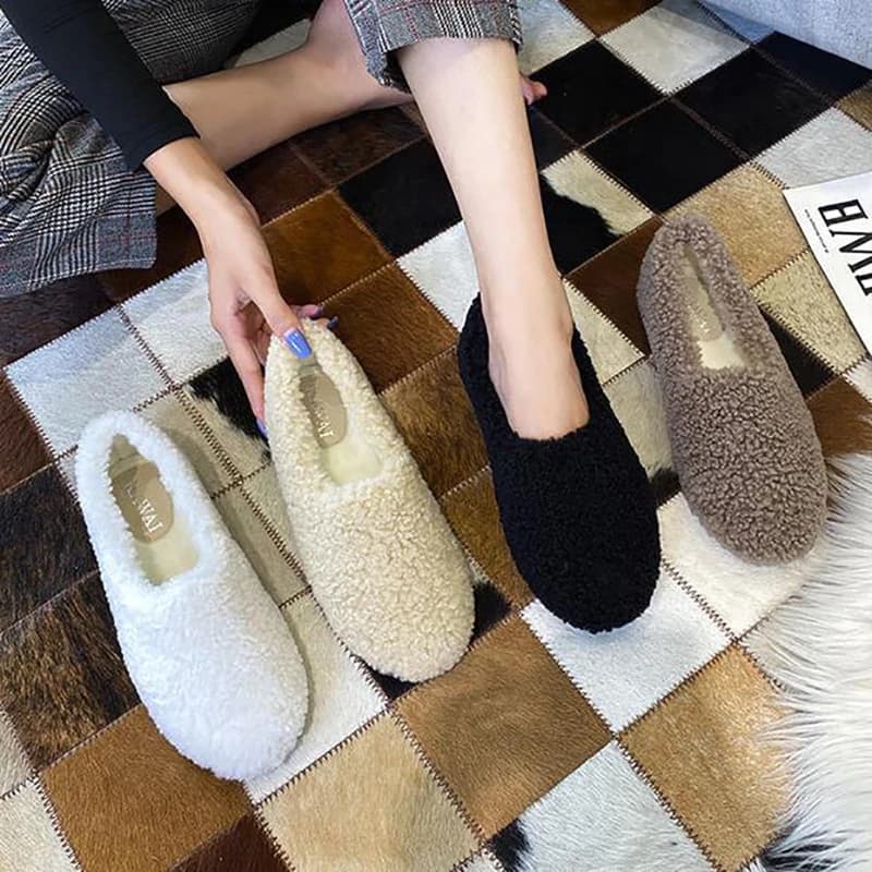 Nuovi mocassini di lana di agnello di lusso scarpe di cotone invernali da donna mocassini di peluche caldi comodi appartamenti di pelliccia di pecora riccia donna di grandi dimensioni