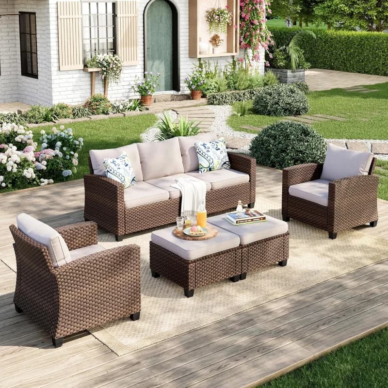 Set da conversazione per esterni in vimini e rattan, 5 pezzi, 2 sedie con gambe, 1 divano a 3 posti e 2 ottomane con 4 cuscini spessi, beige
