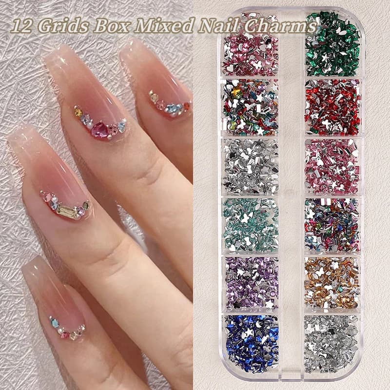 Accessori per nail art: ciondoli, strass e decorazioni, forniture per unghie con parti e figure artistiche