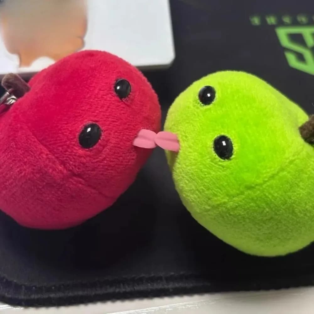 Portachiavi con Bambola di Peluche Divertente a Forma di Mela con Lingua Fuori, Ciondolo Creativo a Forma di Frutta per Zaino, Accessori Regalo per Amici e Coppie