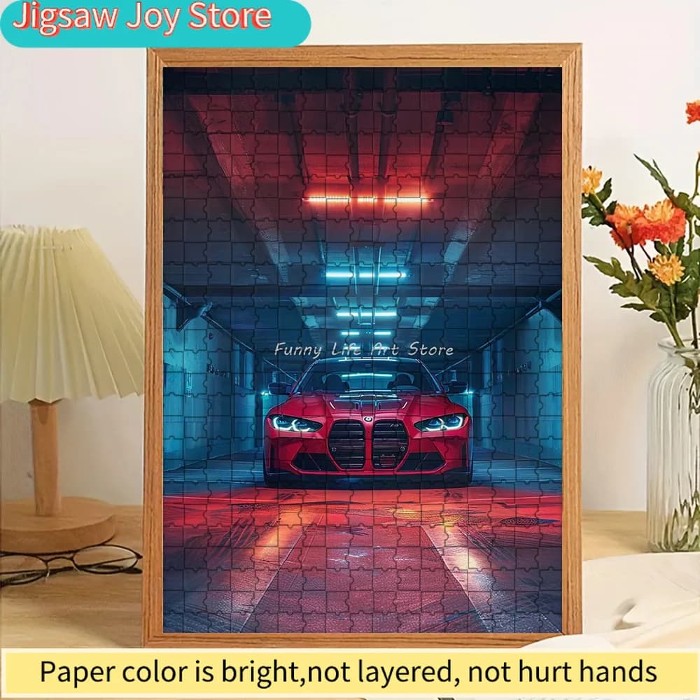 Puzzle di Carta con Stampa Artistica di Auto Sportiva BMW M4 Rossa e Scena di Garage Sotterraneo Illuminato a Neon, Decorazione Murale Moderna Tedesca