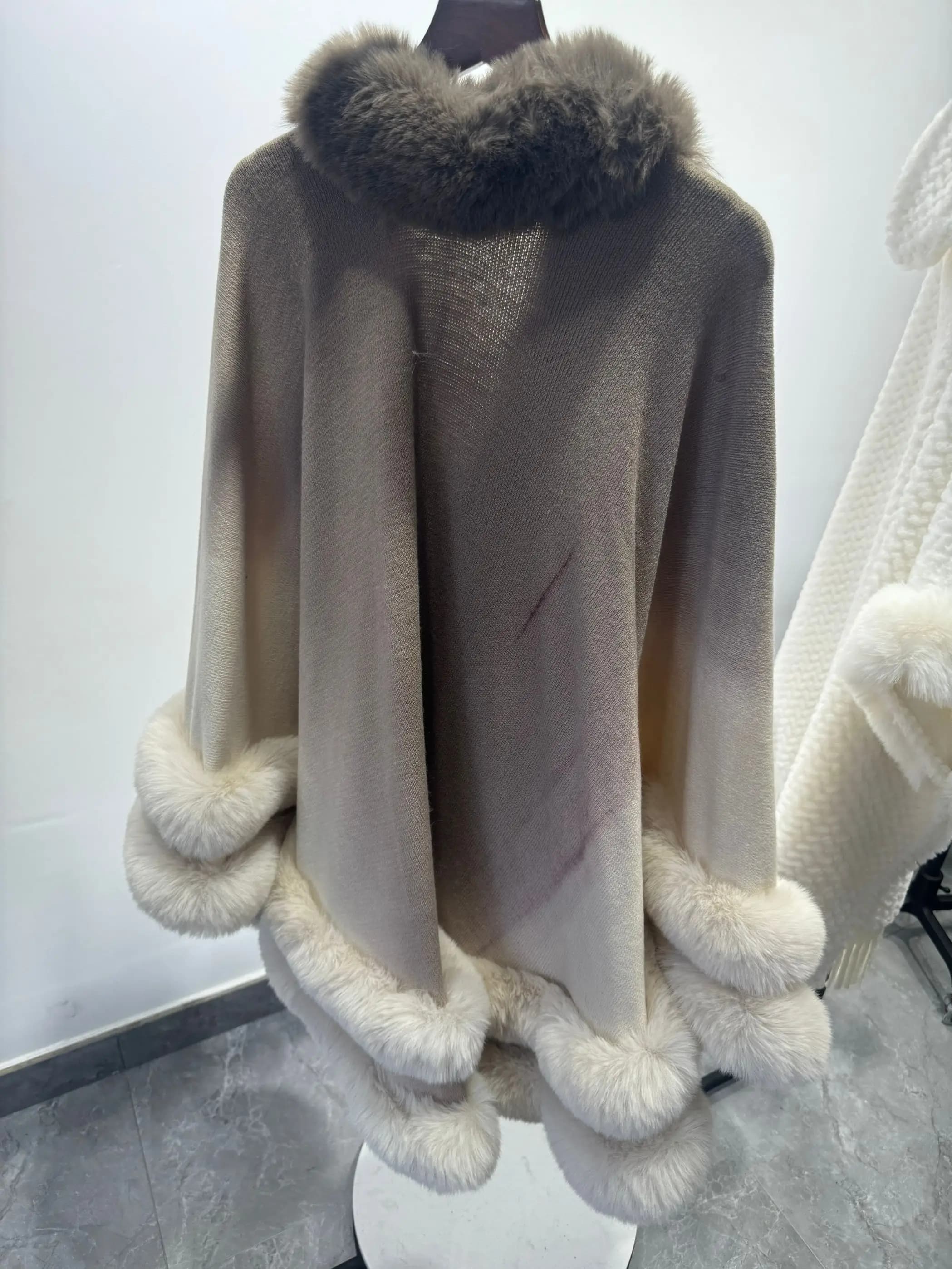 Donne su misura Colori sfumati caldi Poncho Mantello invernale 2 cerchi Collo in pelliccia sintetica Mantello allentato Cappotto con scialle a pendolo grande