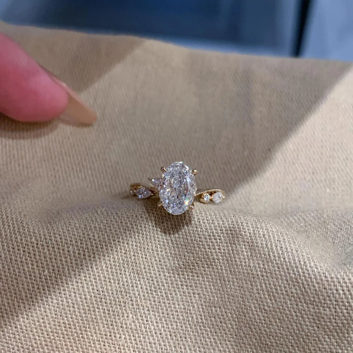Elegant oval diamonds rings for women with light luxury design exquisite engagement ring exquisite high-quality fashion jewelry