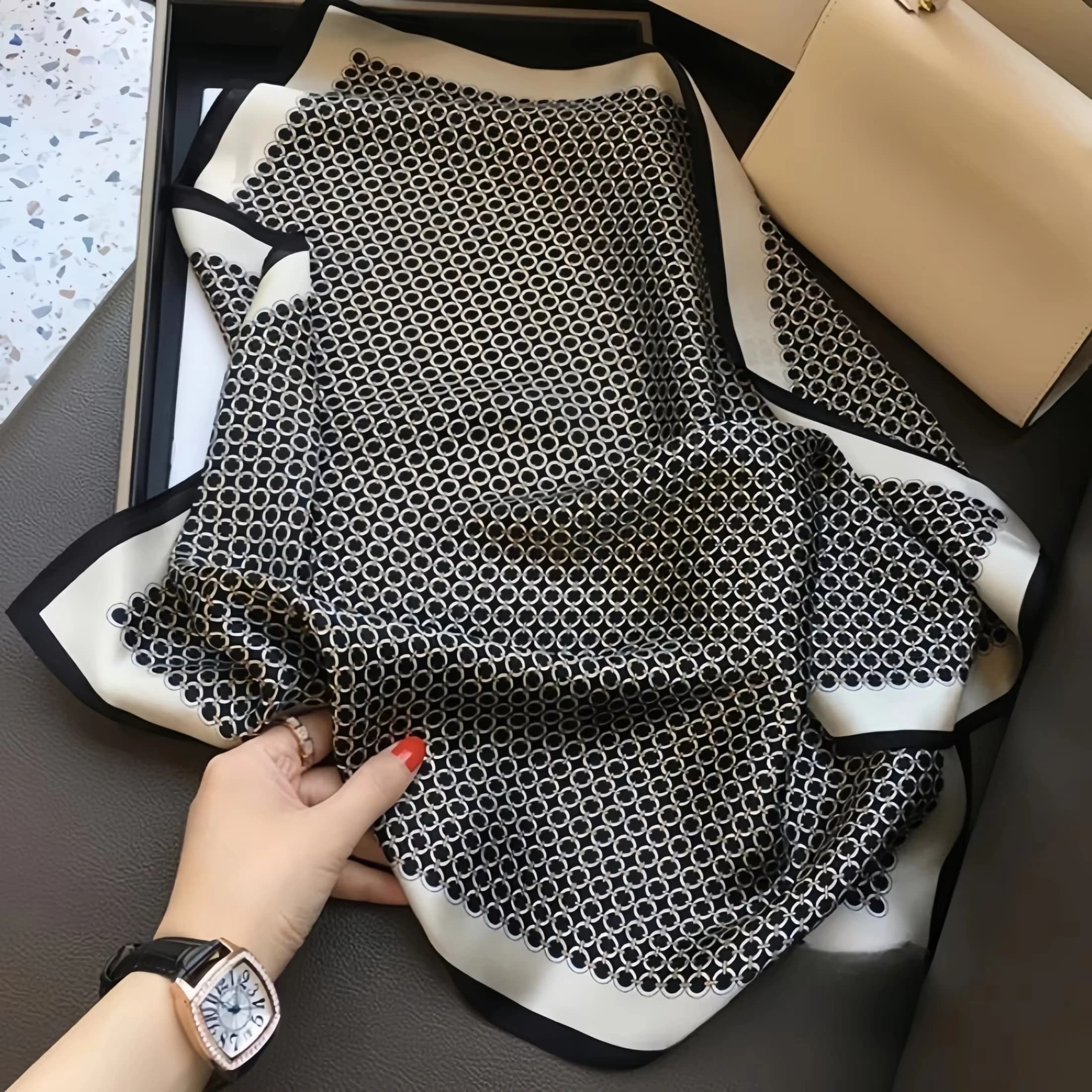 Nuova elegante sciarpa quadrata in raso morbido per donna Elegante anello rotondo Stampa Bandana versatile Foulard per protezione solare stile elegante
