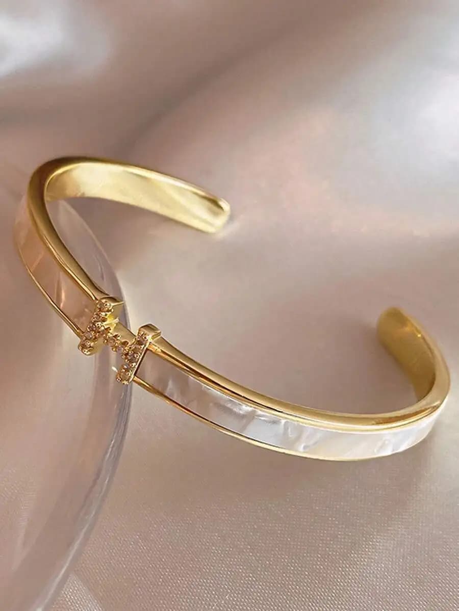 1pc Stainless Steel Fashionable & Elegant Letter Shell Cuff Bracelet, Chic & Sophisticated Design, Suitable For Commuting