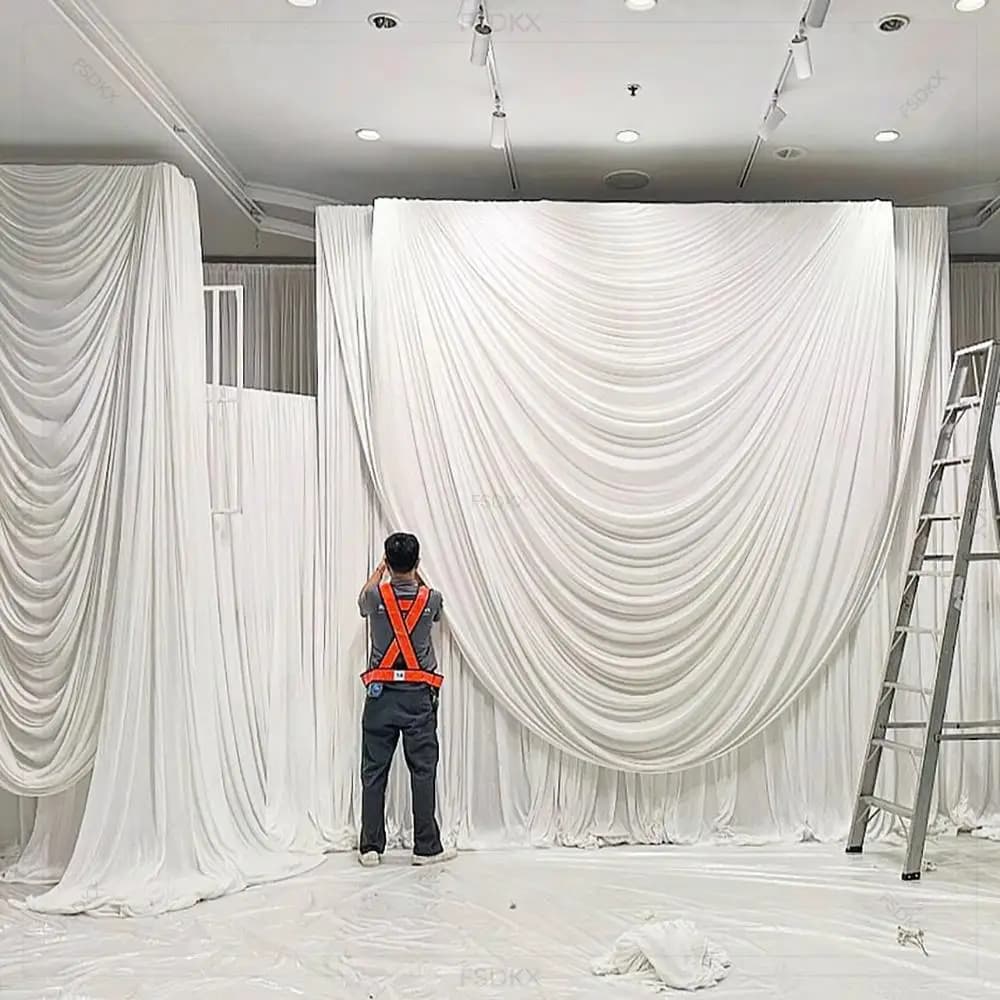 FSDKX Fondale per palcoscenico per festa di compleanno con tenda drappeggiata in tessuto di seta bianco ghiaccio economico