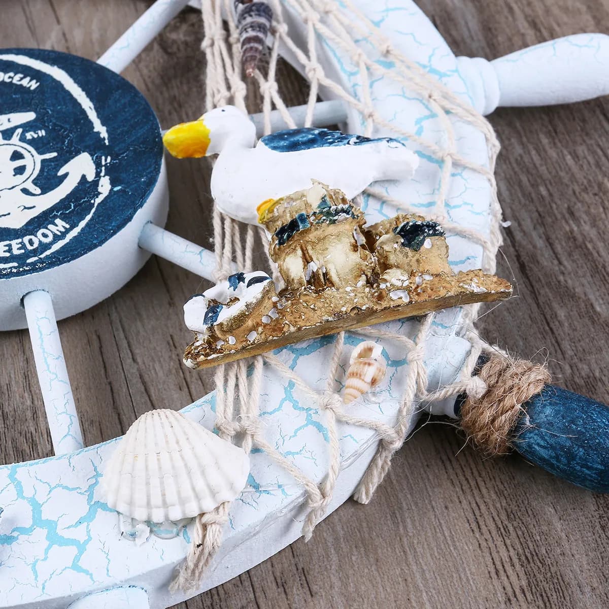Timone in Legno a Otto Razze Blu Chiaro e Bianco con Rete da Pesca e Conchiglie, Decorazione da Parete Stile Mediterraneo per Ambiente Nautico e Spiaggia