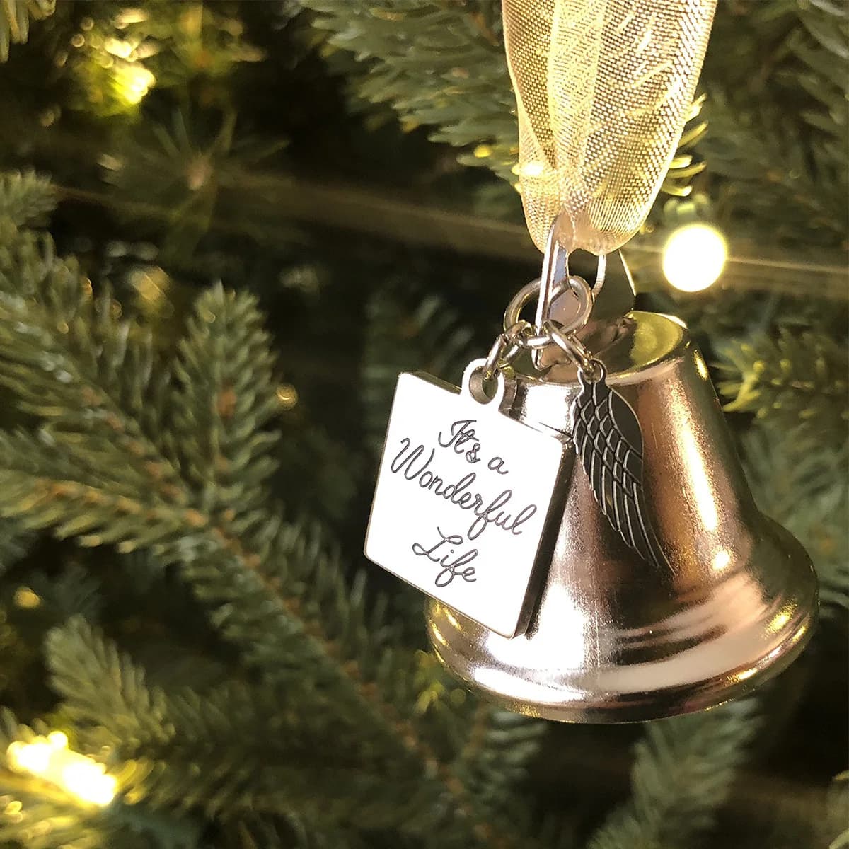 1Pc Christmas Angel Wings Wind Chime, Christmas Bell Tree Hanging Ornament, Christmas Bell Metal Pendant, Christmas Blessing Decoration, Home Christmas Party Decoration, Christmas Tree Scene Atmosphere.