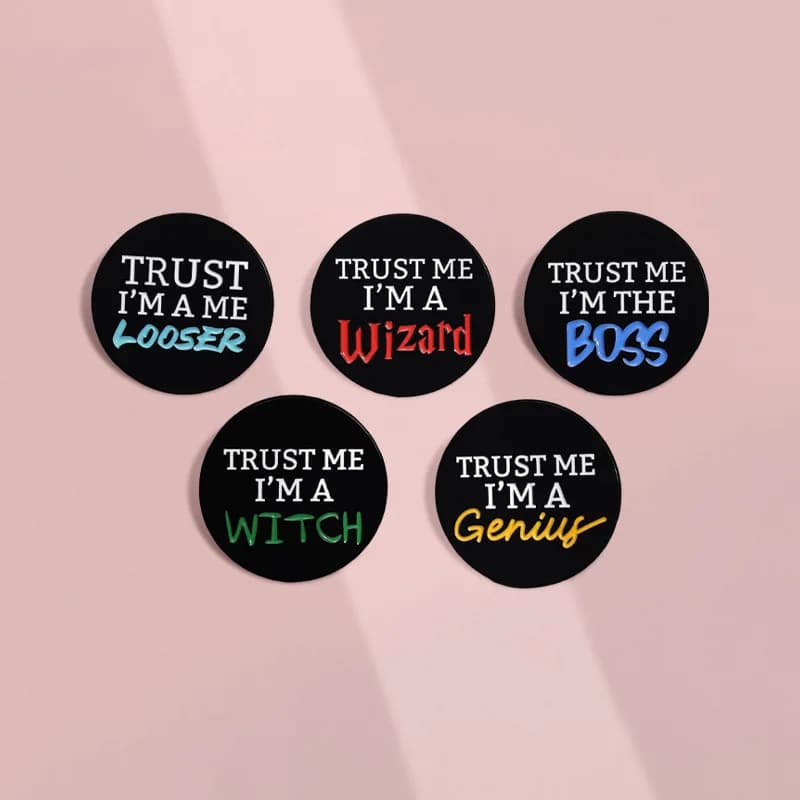 Trust Me I'M A Witch Spille smaltate Citazione divertente personalizzata Spille rotonde Giacca bavero Zaino Distintivo Gioielli punk Regalo per gli amici