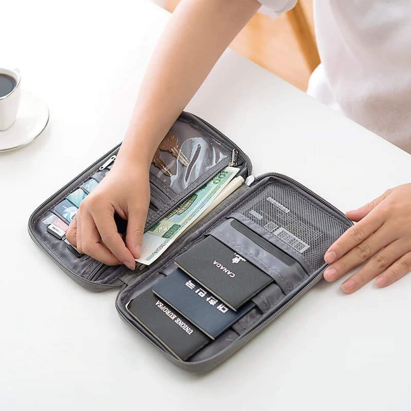 Organizer per Documenti di Viaggio - Porta Passaporto Impermeabile con Blocco RFID, Scomparti Multipli per Carte e Tasca con Cerniera per Aereo/Treno