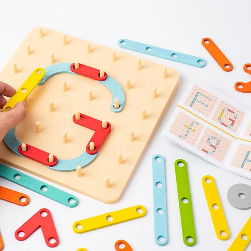 Set di colonne geometriche creative in legno con pannello forato, puzzle da costruzione, giocattolo sensoriale Montessori per bambini