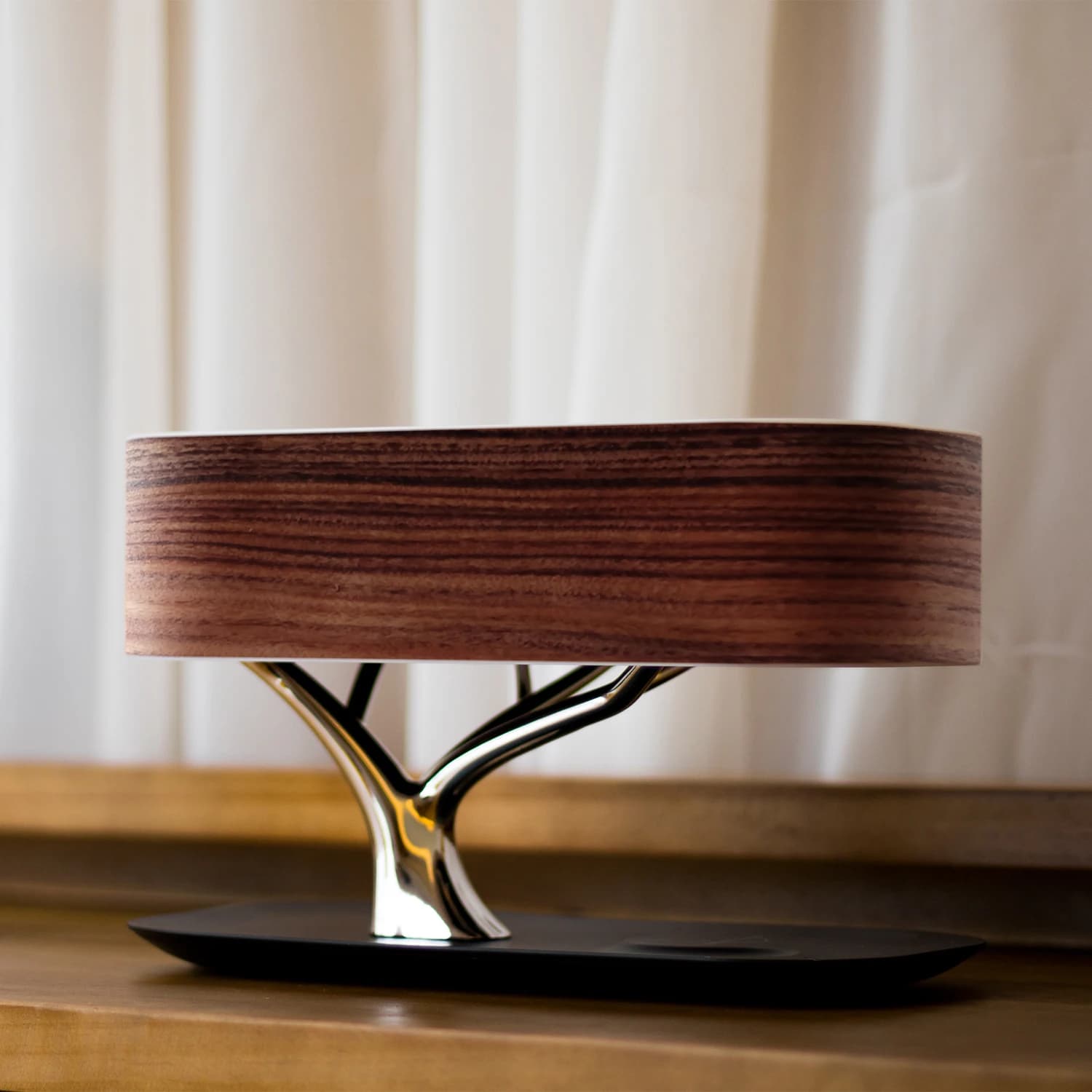Vendita calda 2023 Nuova tecnologia Ultimo gadget Lampada da comodino a LED Lampada da scrivania con ricarica wireless Altoparlante Bt 10W Ricarica wireless veloce