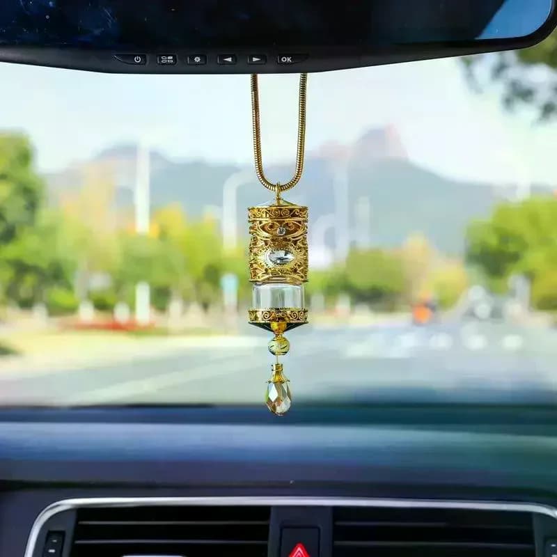 Supporto per Deodorante Auto in Lega – Bottiglia di Profumo Dorata da Appendere allo Specchietto Retrovisore, Accessorio Interno di Lusso