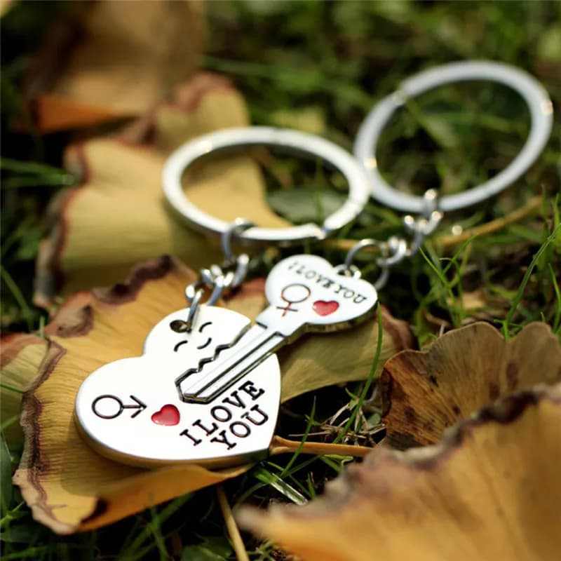 Portachiavi per Coppie Creativo con Pendente a Cuore e Freccia in Metallo con Scritta 'Love You' in Inglese