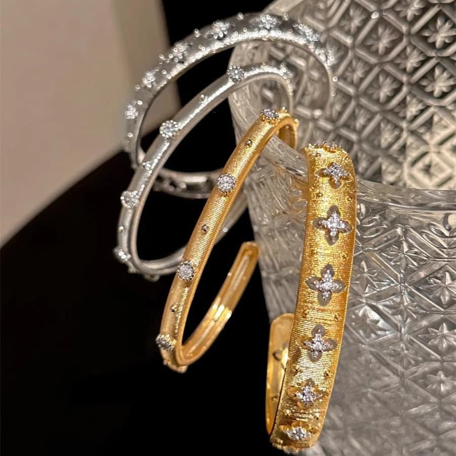 Bracciale da Donna con Motivo a Quadrifoglio in Stile Antico, Design Lussuoso con Zirconi e Finitura Vintage Spazzolata